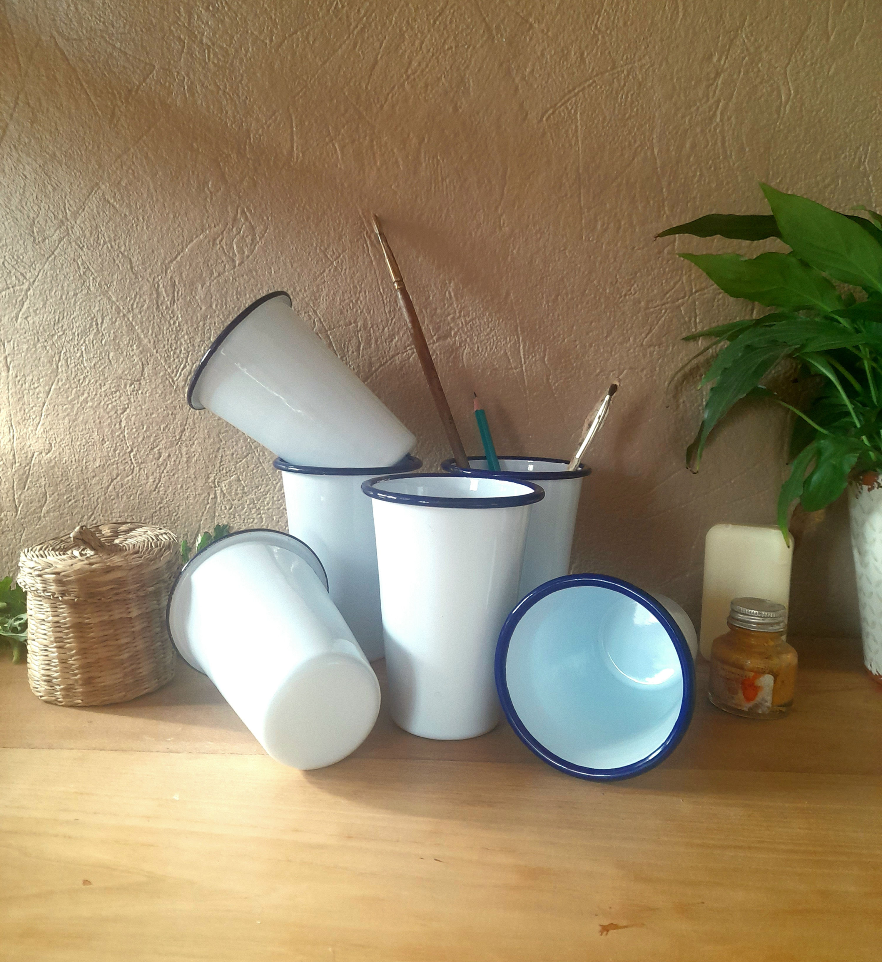 Le gobelet en tôle émaillée