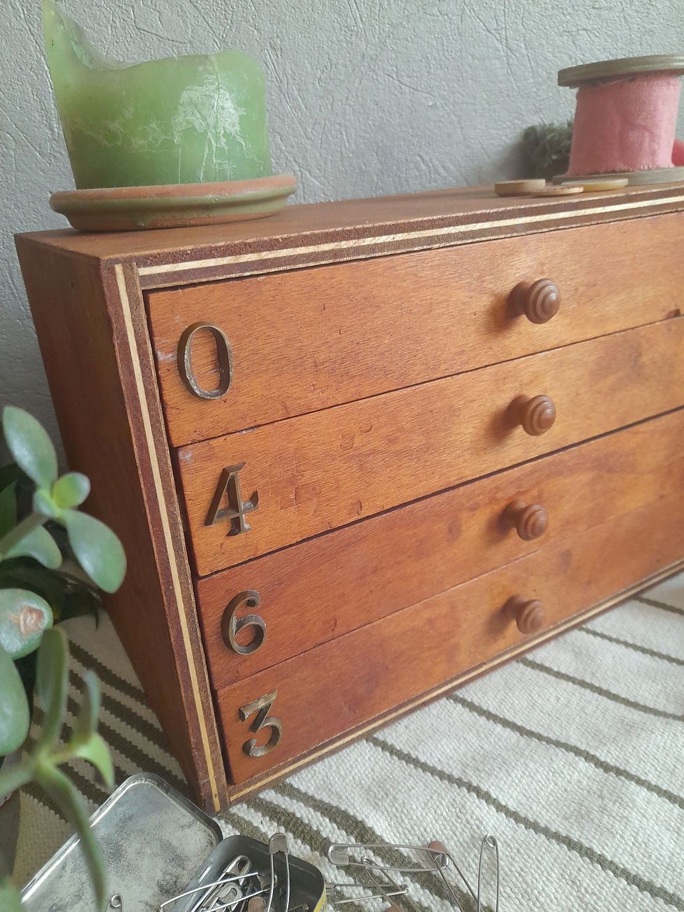 Miniature : Petit meuble de métier années 70