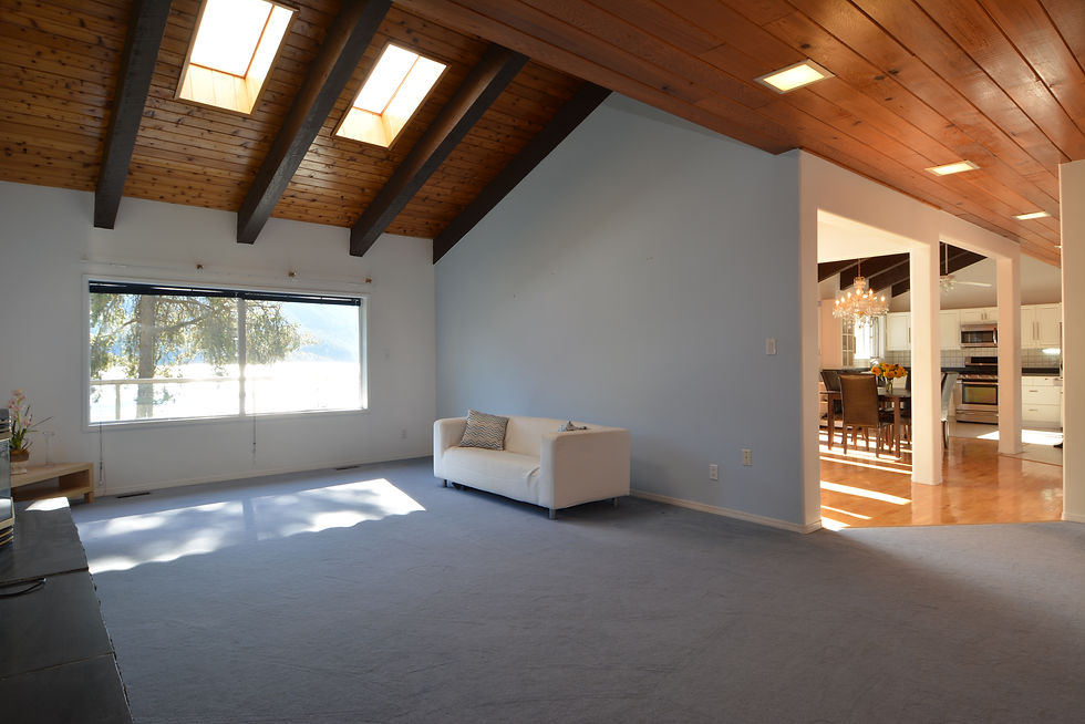 Living Room: 25' x 14'9