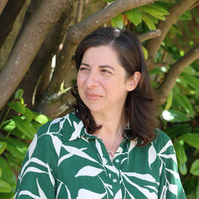 Talia Zamora with a casual business headshot in front of a tree