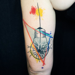 Dalia_Hautundliebe_Tattoo_Glühbrine.JPEG
