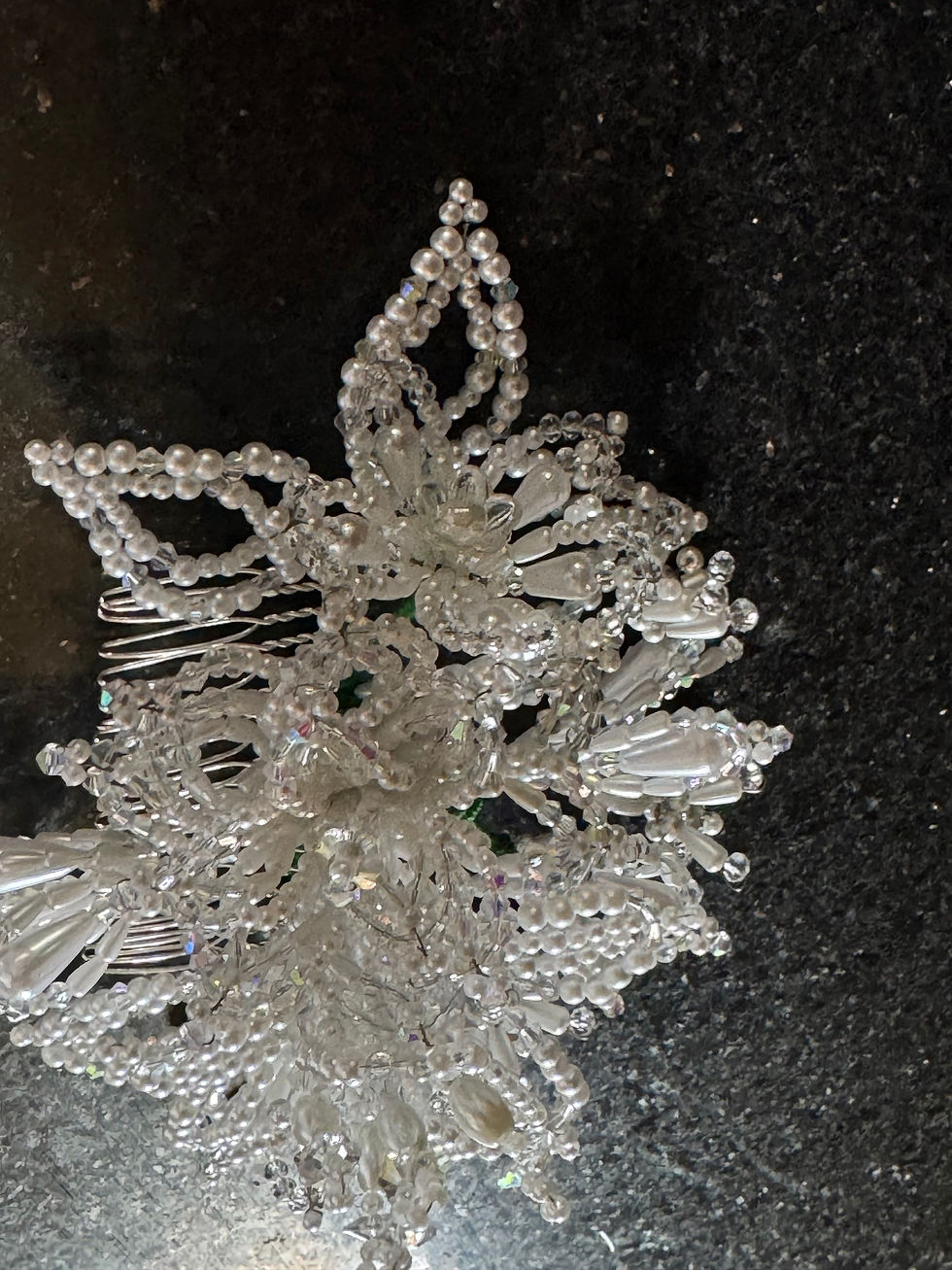 Thumbnail: A white beaded head-comb / peineta with crystals