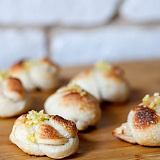  Garlic Knots/bread with marinara sauce
