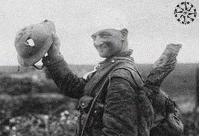 Soldado Paul Kern muestra la perforación de una bala en su casco