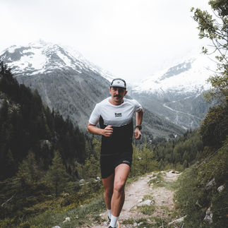 Coureur trail dans la montagne