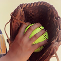 Softball dans le gant