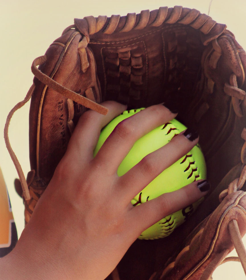 Une main tenant une balle dans un gant de baseball, image symbolisant les échanges, les responsabilités implicites et les malentendus de communication entre le Japon et la France.