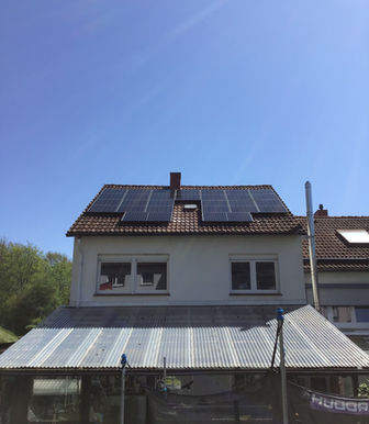 Dom so solárnymi panelmi