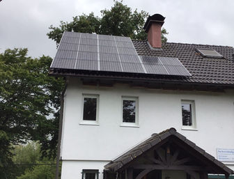 Dom so solárnymi panelmi