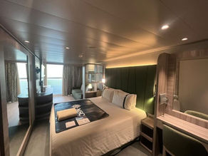 MSC World Europa - Meerblickkabine mit absenkbarer Fensterfront