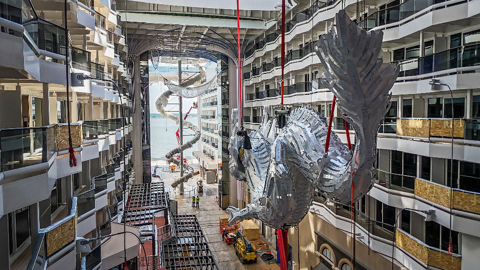 MSC World Asia mit Drachenskulptur