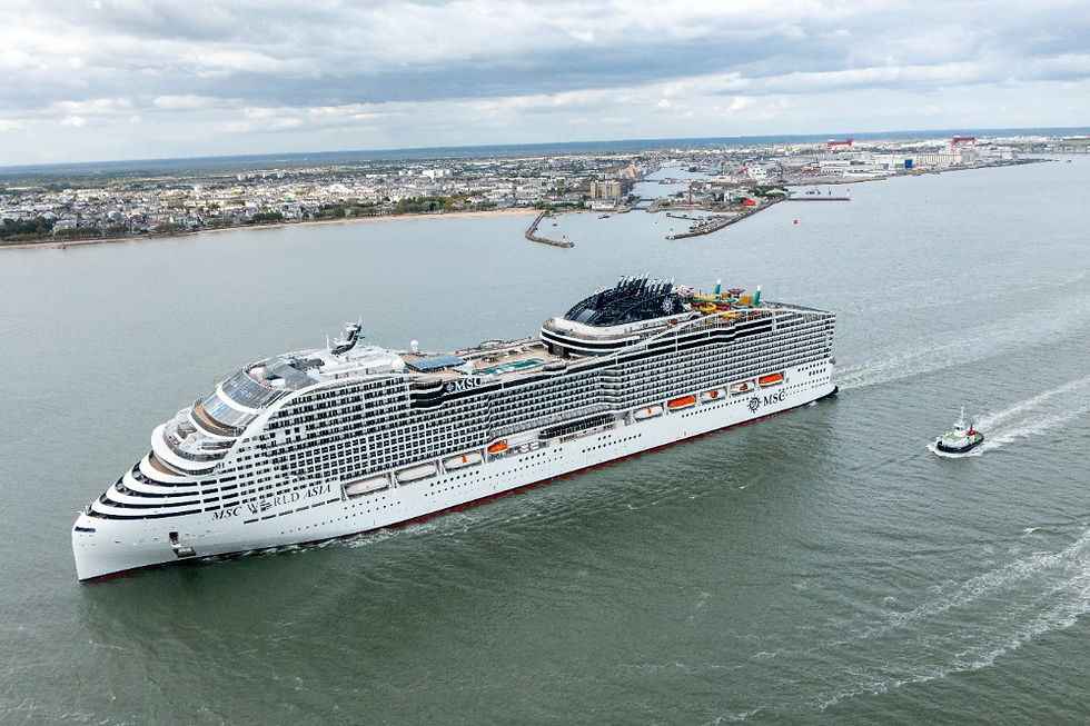 Die MSC World Asia vor der Westküste Frankreichs