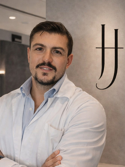 Dr. Jorge Herrería en su clínica de medicina estética y regenerativa en Barcelona