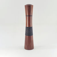 Handcrafted Pohutukawa Flax Weave wooden pepper mill with black textured centre – Gillard WoodArt