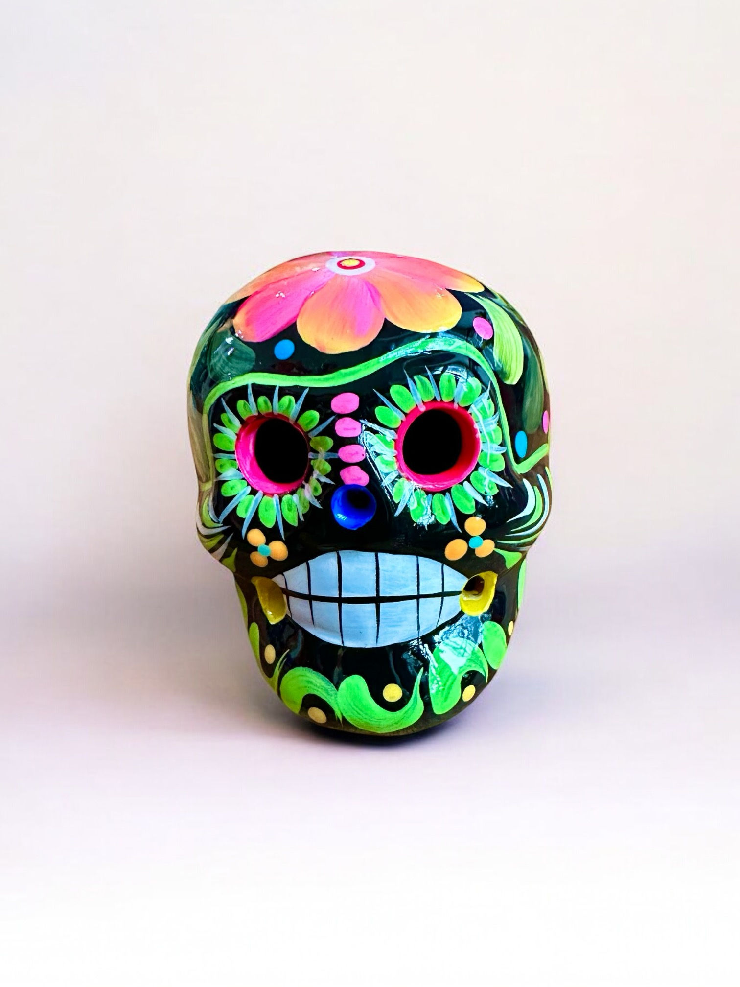 Totenkopf aus floralem Ton