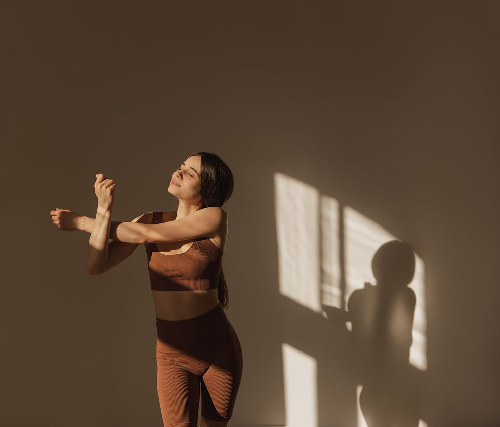 passen-sie-junges-kaukasisches-madchen-das-morgens-ubungen-macht-streckt-ihre-arme-und-sta