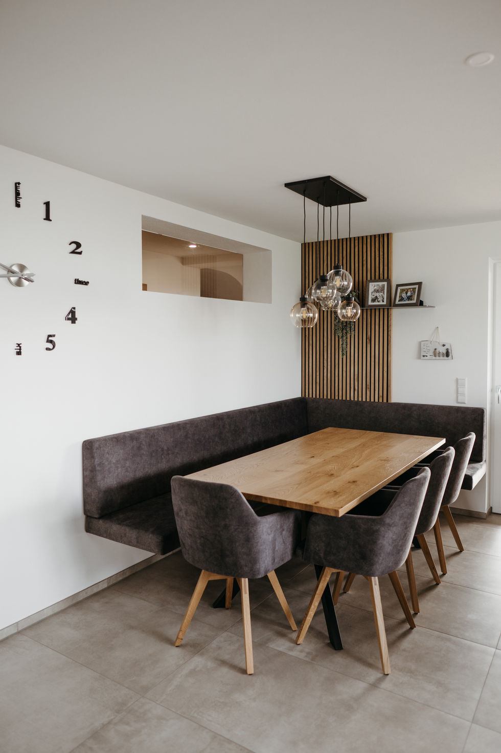 Essbereich mit Schwebe-Eckbank und Stühlen mit Armlehne