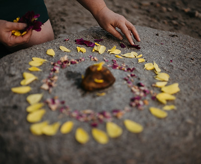 Nadja Herk-Bodingbauer legt einen Ritualkreis aus Blüten und Kräuter