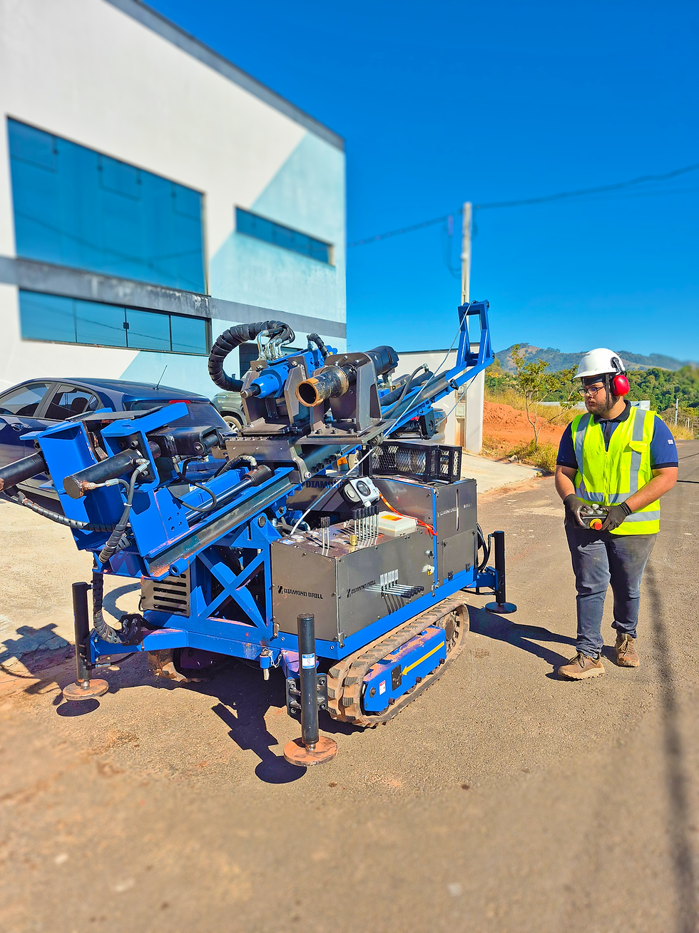 sonda ambiental sendo operada por tecnico de sondagem