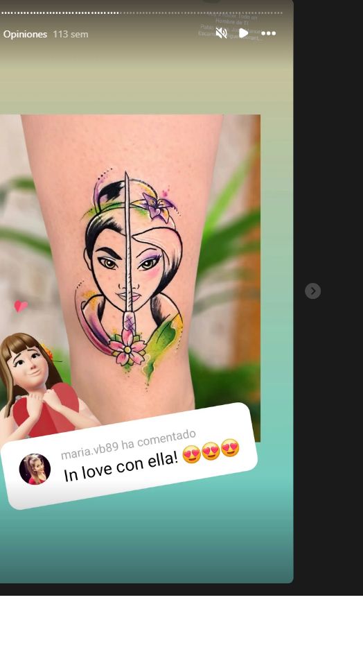 Story original con un retrato femenino tatuado en dos mitades separadas por una espada y el comentario In love con ella