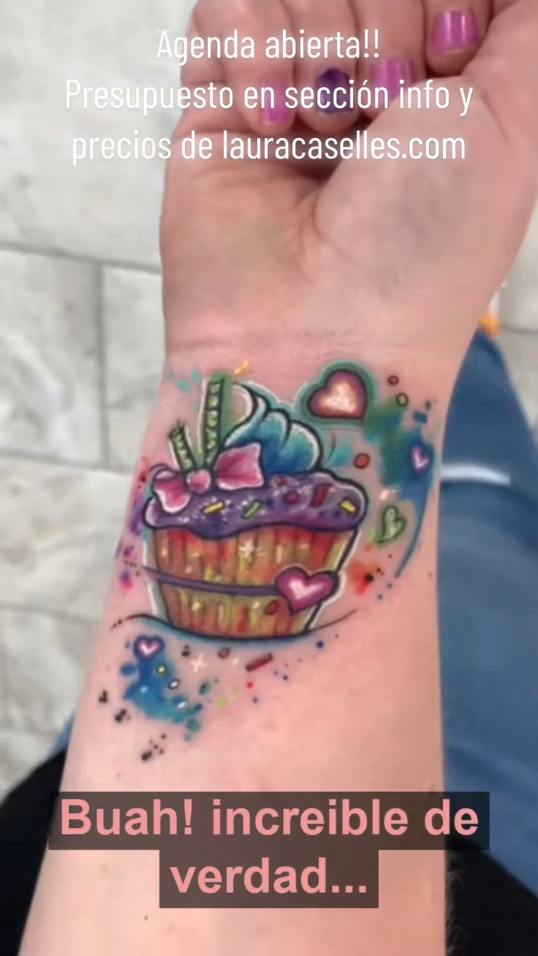 Cupcake a color junto a la muñeca, con lazo rosa, corazones y manchas de color después del arreglo