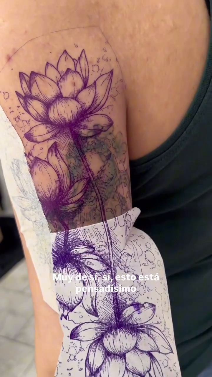 Plantilla de flores y tallos durante su colocación sobre el antiguo tatuaje de escorpión