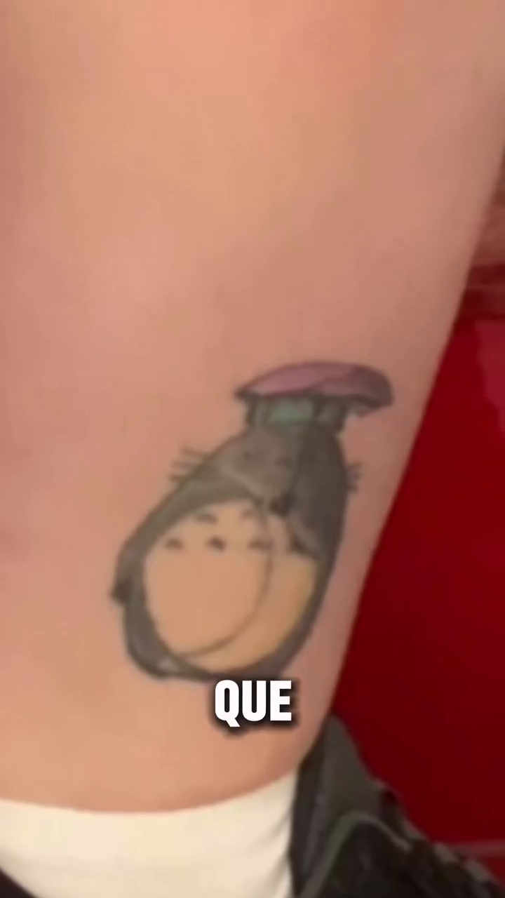 Totoro pequeño en la pierna antes del cover-up