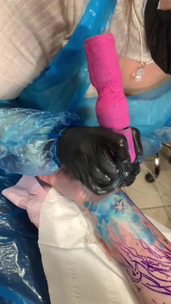 Trabajo de color azul y estrella de mar junto a la plantilla de una medusa en el mismo antebrazo