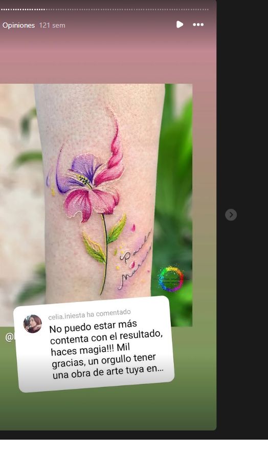 Story original de una flor rosa y violeta de acuarela junto a la opinión de la clienta