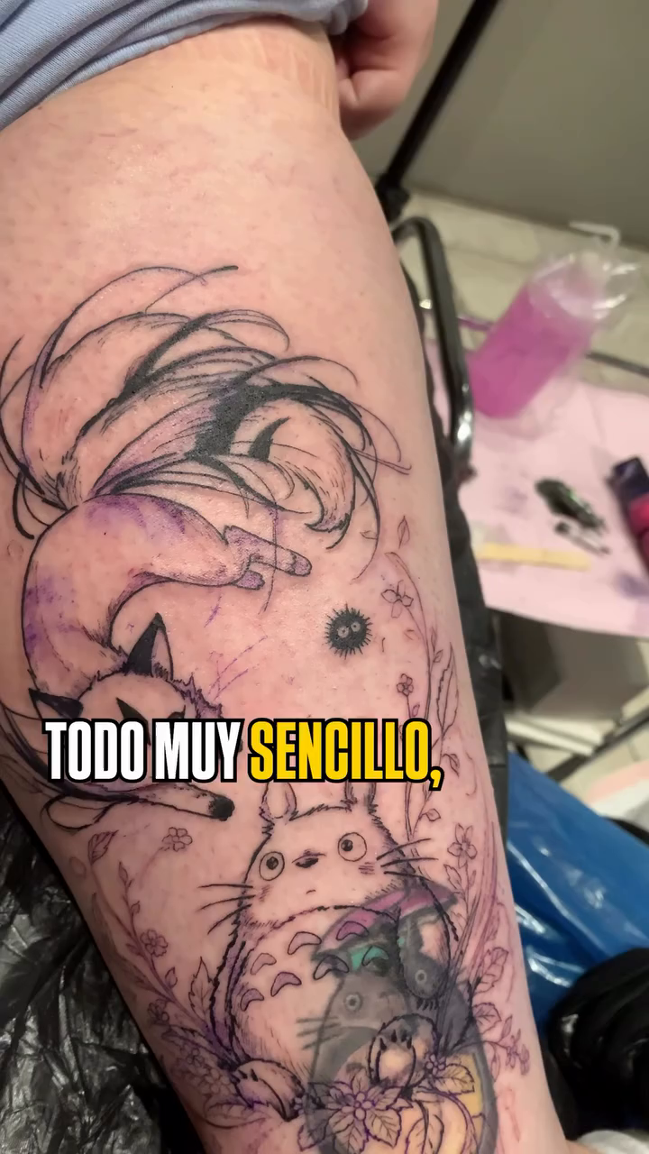 Detalle del dibujo de Totoro en marcha con el tatuaje anterior todavía visible