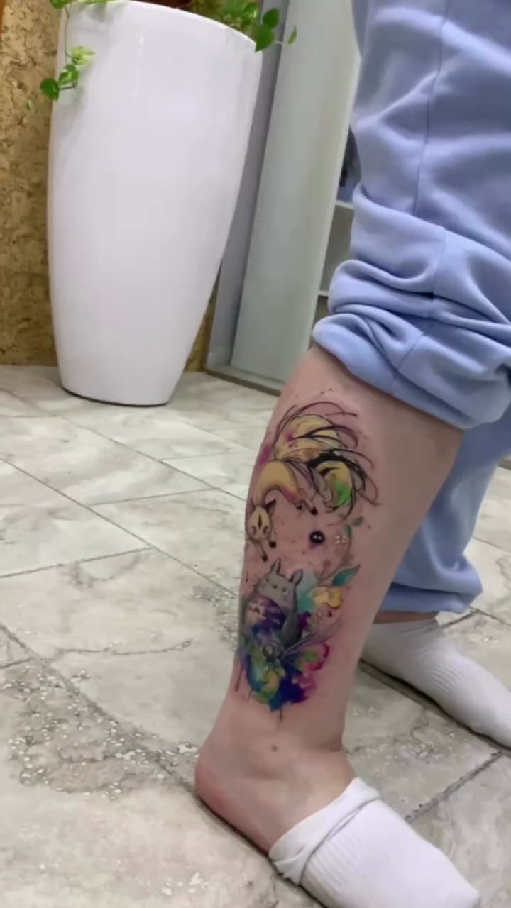 Resultado del cover-up con Totoro, otro personaje, flores y acuarela en la pierna