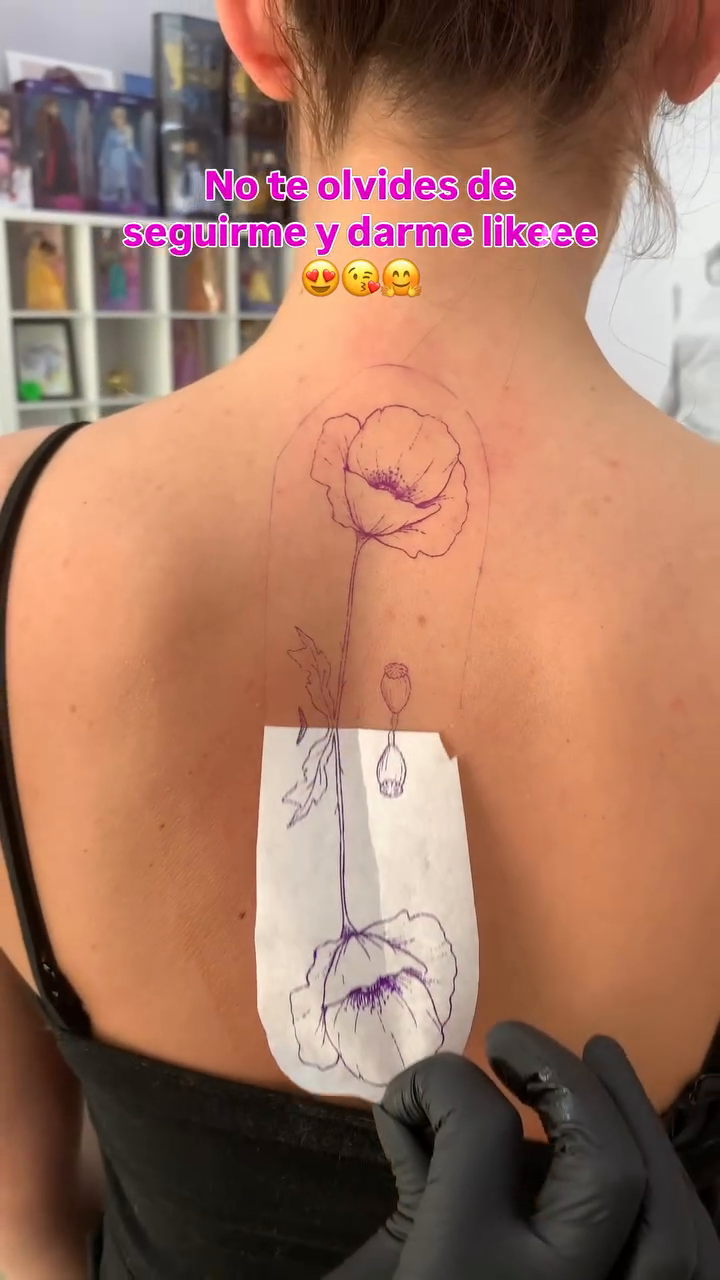 Plantilla de una flor vertical mientras se coloca en la parte alta de la espalda