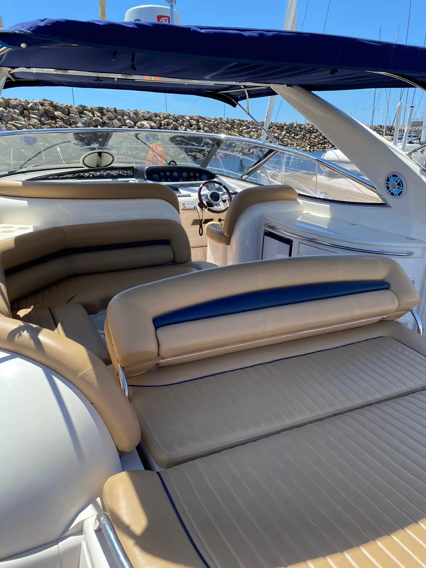Cabines luxo 2+2 WC Sunseeker Camargue 44 aluguer barco Sesimbra 10 pessoas 