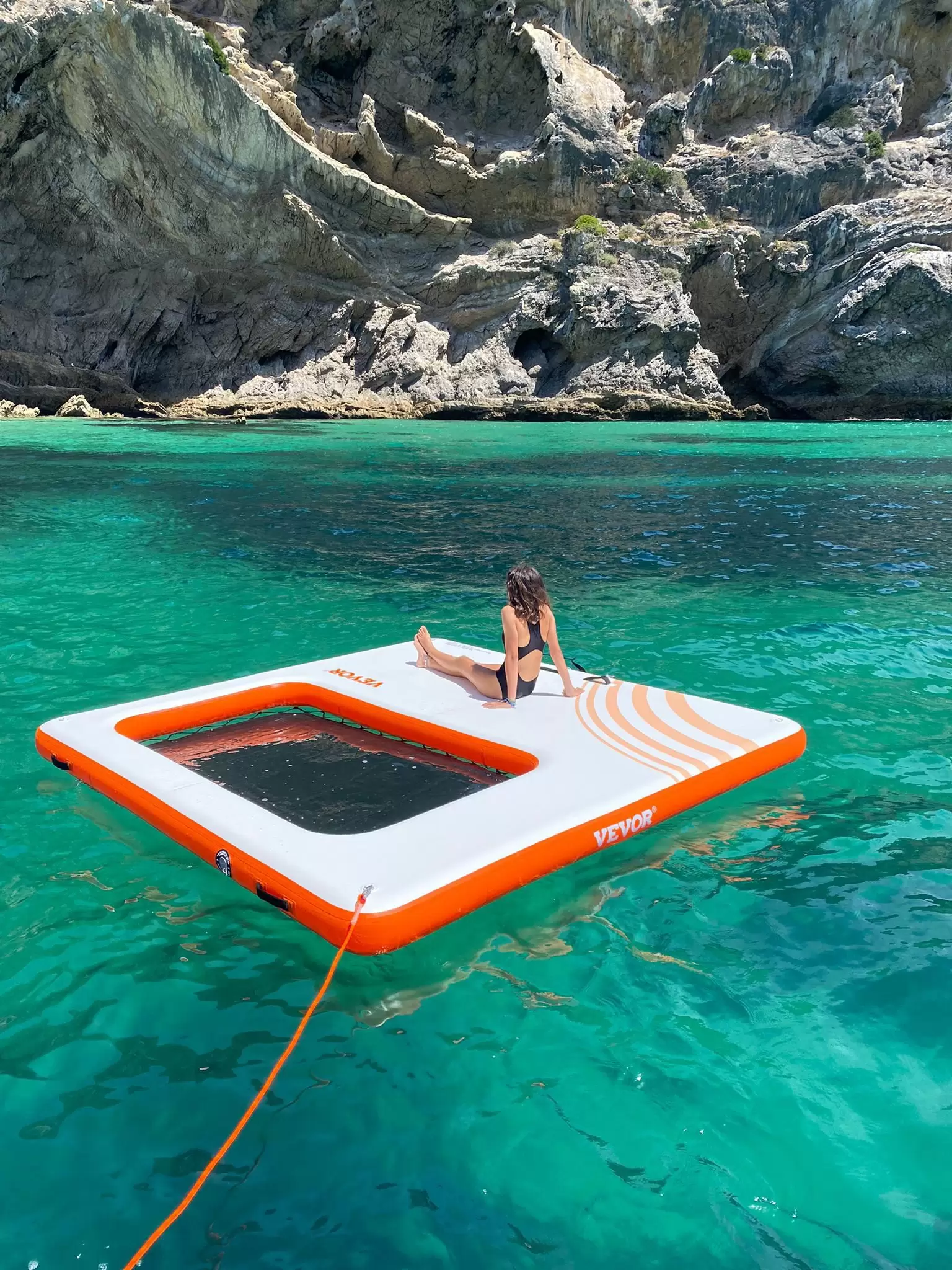 Plataforma flutuante para banhos exclusivos na Arrábida