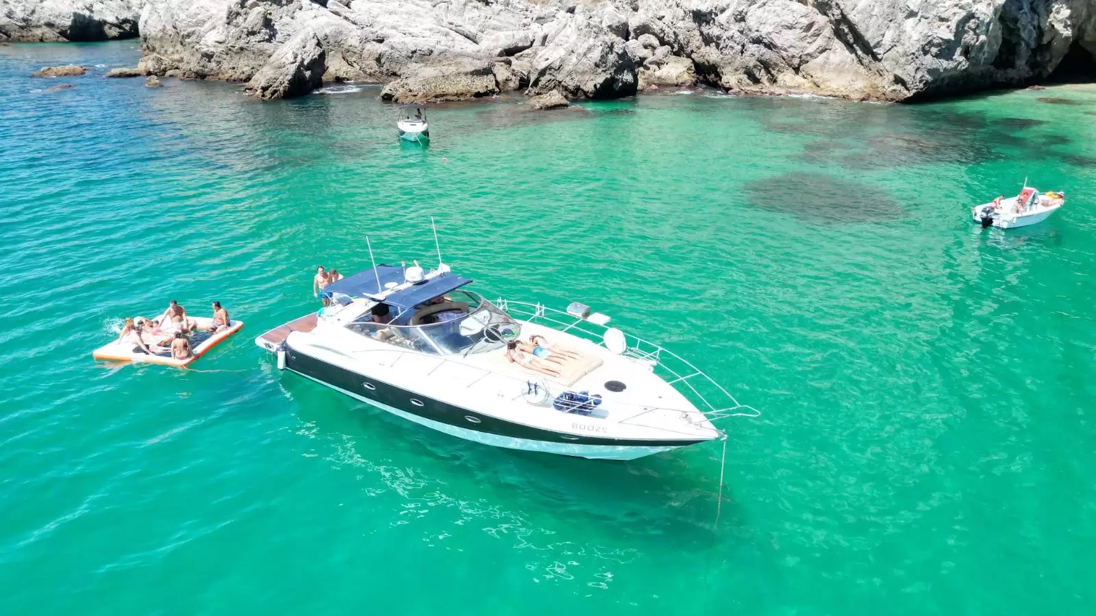 Equipamento paddle surf snorkelling grátis aluguer barco luxo Sesimbra Rota Sul 