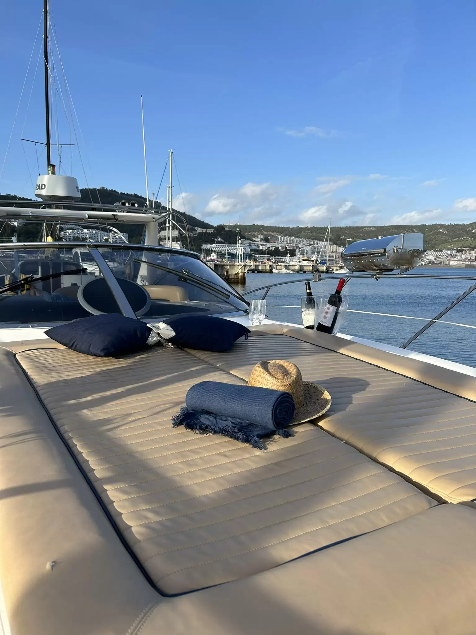 Passeio sunset Sunseeker Camargue 44 aluguer barco luxo Sesimbra Arrábida