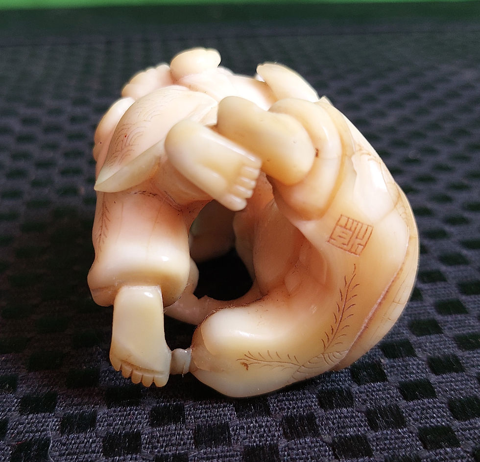 Japanese-Netsuke-Vintage-Plastic-Carving-signed