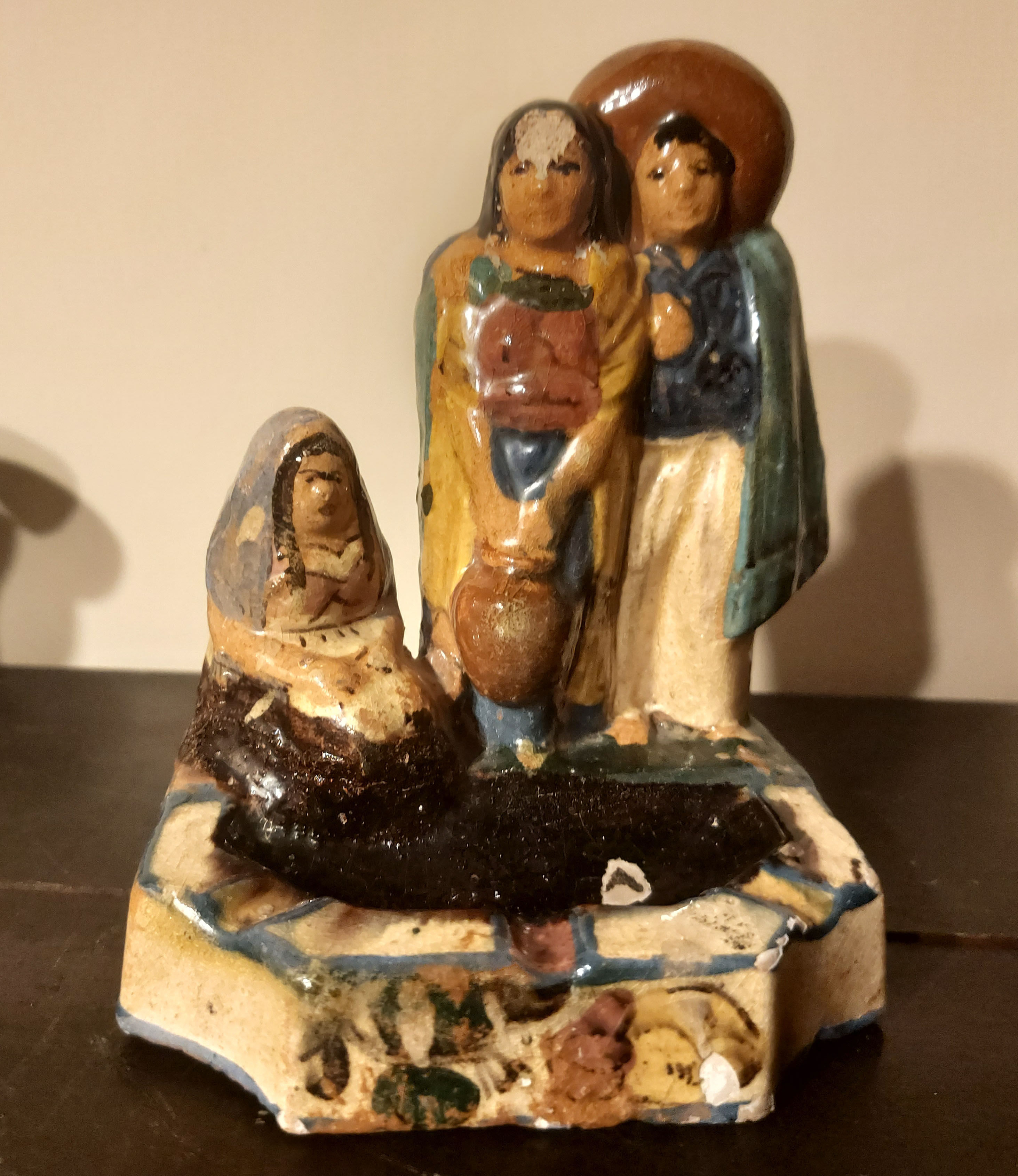 Cenicero con figura, pareja y tortillero, cerámica turística mexicana