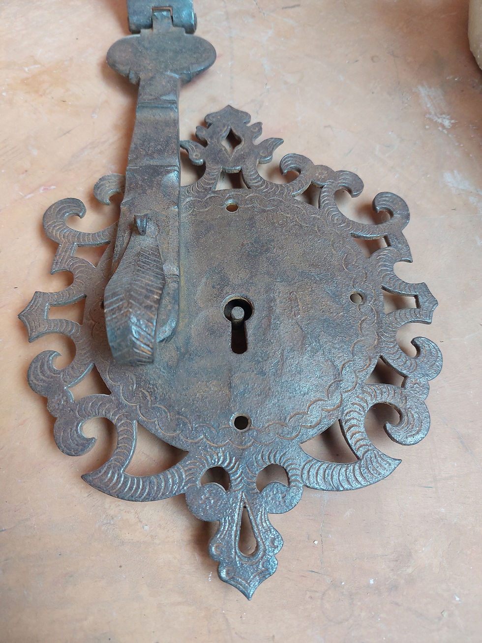 Miniatura: Correa de bloqueo de hierro forjado estilo colonial, 22" de largo