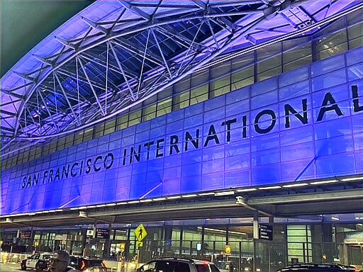 夜のサンフランシスコ国際空港の写真