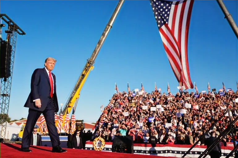 ステージの上のトランプ候補の写真