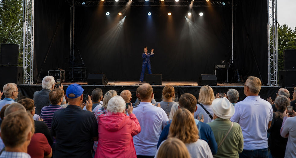 Foreningernes Dag i Frederiksværk – oplev Female Elvis live til fordel for BROEN Halsnæs