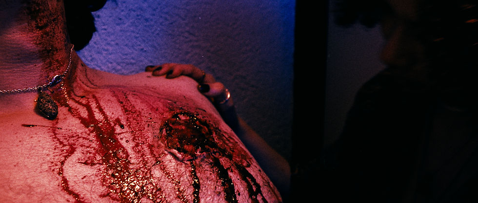 Fotograma de "Skarlett" del maquillaje elaborado por Angie Minto, con Carlo Luna