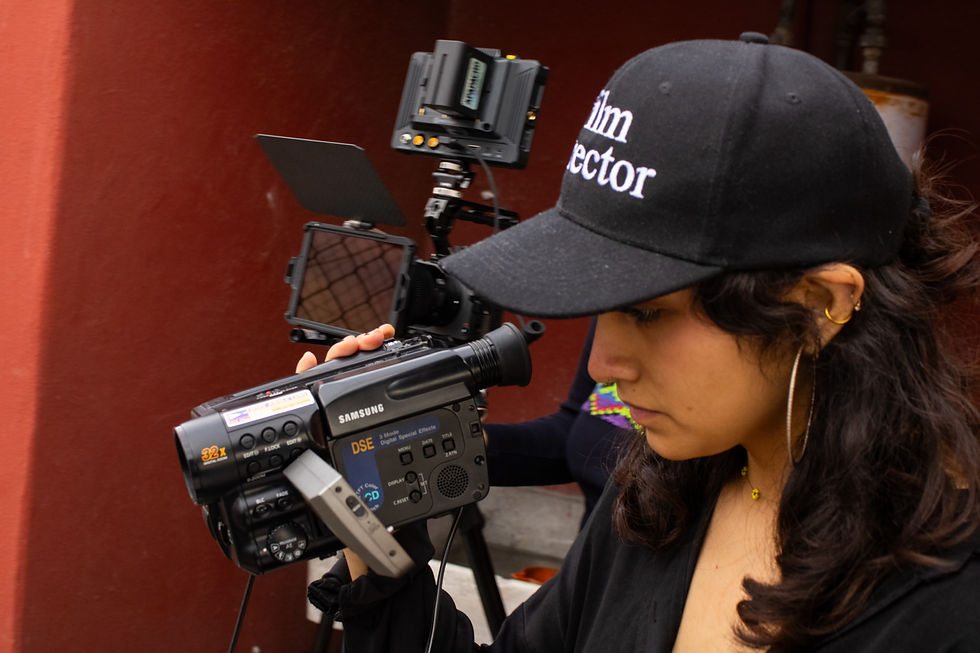 Gabriela Martínez operando cámara en el set de "Cobarde"