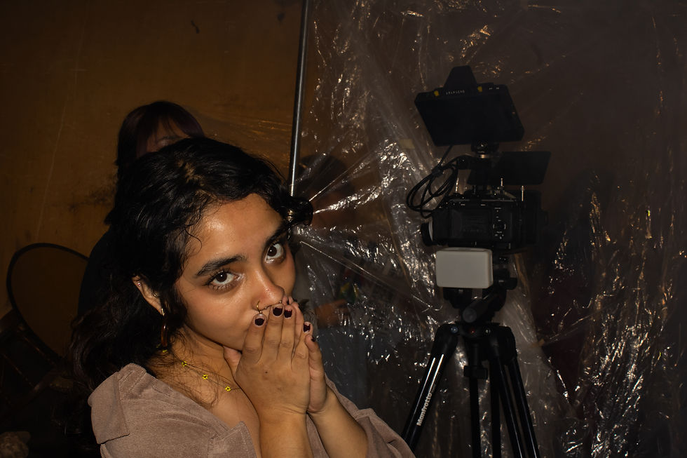 Gabriela martínez operando cámara en el set de "Cobarde"