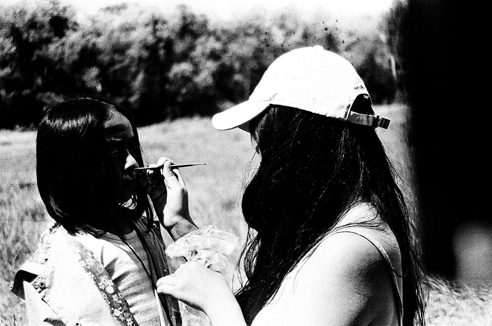 Fotografía análoga del detrás de cámaras de "Rick Rubin", con Mia Valentina Burgos y Angie Minto
