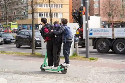 3 Kinder auf e-Scooter