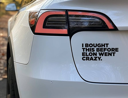 Tesla Heck mit Aufkleber
