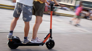 Verbotenes Fahren zu zweit auf dem e-Scooter