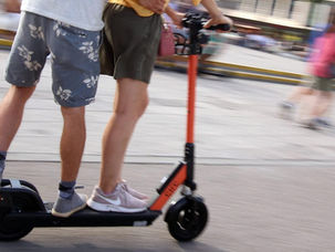 Verbotenes Fahren zu zweit auf dem e-Scooter